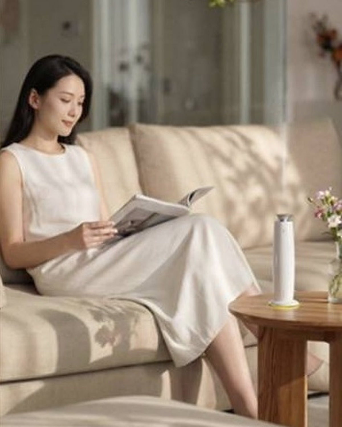 3004 H3mini Desktop Aroma Diffuser Gift Set – Lacquer White – H3mini on a side table by a sofa