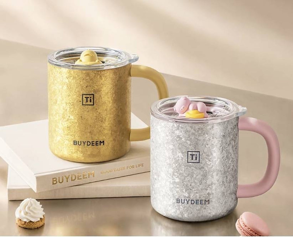 BUYDEEM T502 Pure Titanium Insulated Mug with Lid 430ml – gold duck mug and silver pig mug on BUYDEEM books with macarons