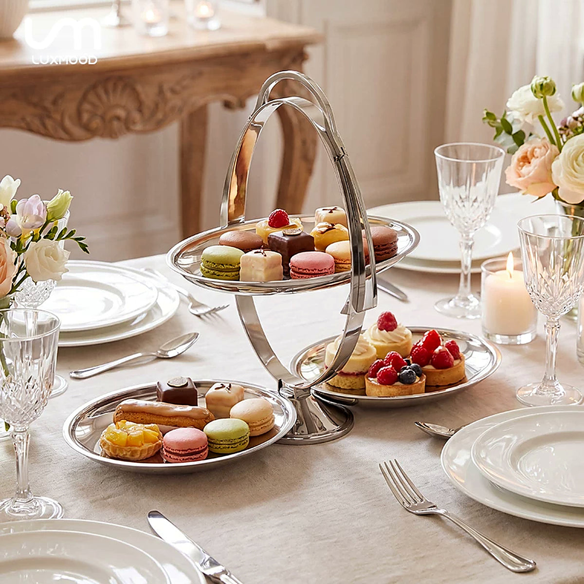 LUXMOOD Flare two-tier dessert stand with three plates on a dining table