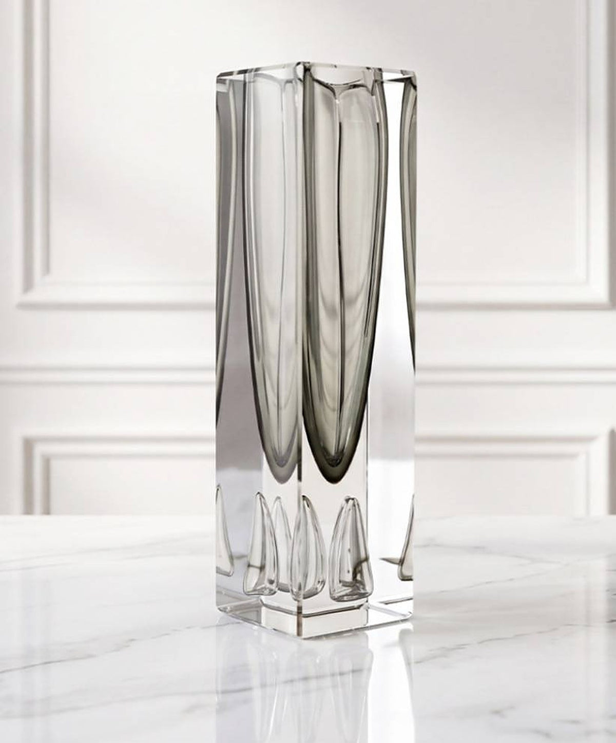LUXMOOD Quicksand Mirror World Art Glass Vase – grey vase on marble, panelled wall