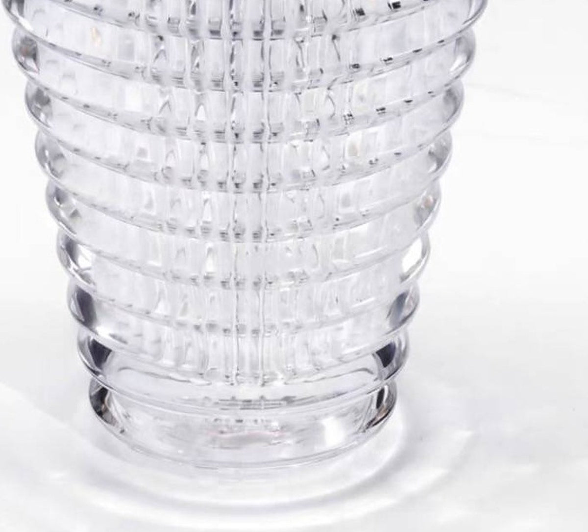 LUXMOOD Round Light Crystal Vase – Large – close-up of lower body and base on white