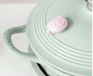 BUYDEEM CP551 Enamel Cast Iron Casserole 25cm – green lid with pink pig stopper and logo handle
