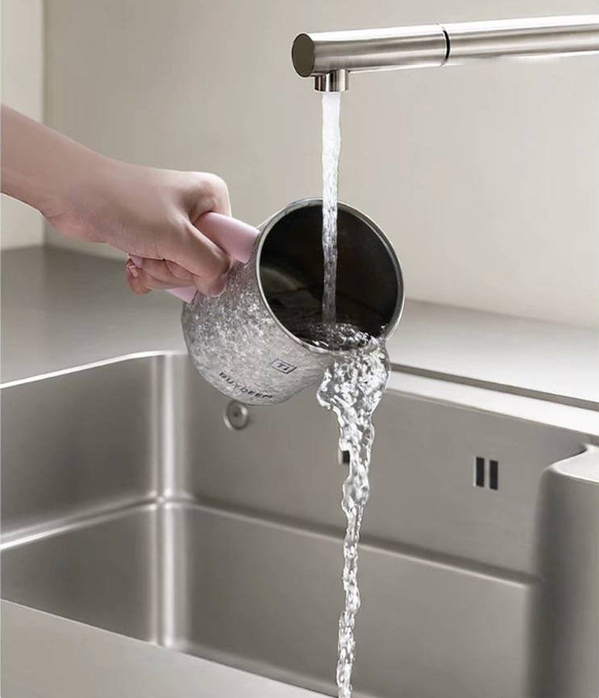 BUYDEEM T502 Pure Titanium Insulated Mug with Lid 430ml – rinsing the silver mug under a kitchen tap
