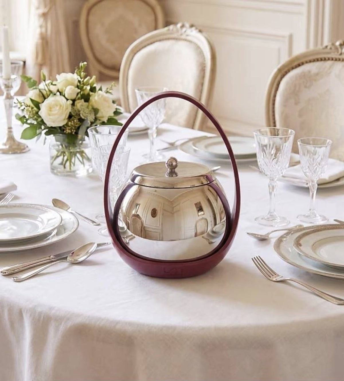 LUXMOOD Magic Egg Ice Bucket 1L – Silver – centrepiece on a round dining table with crystal glasses and roses
