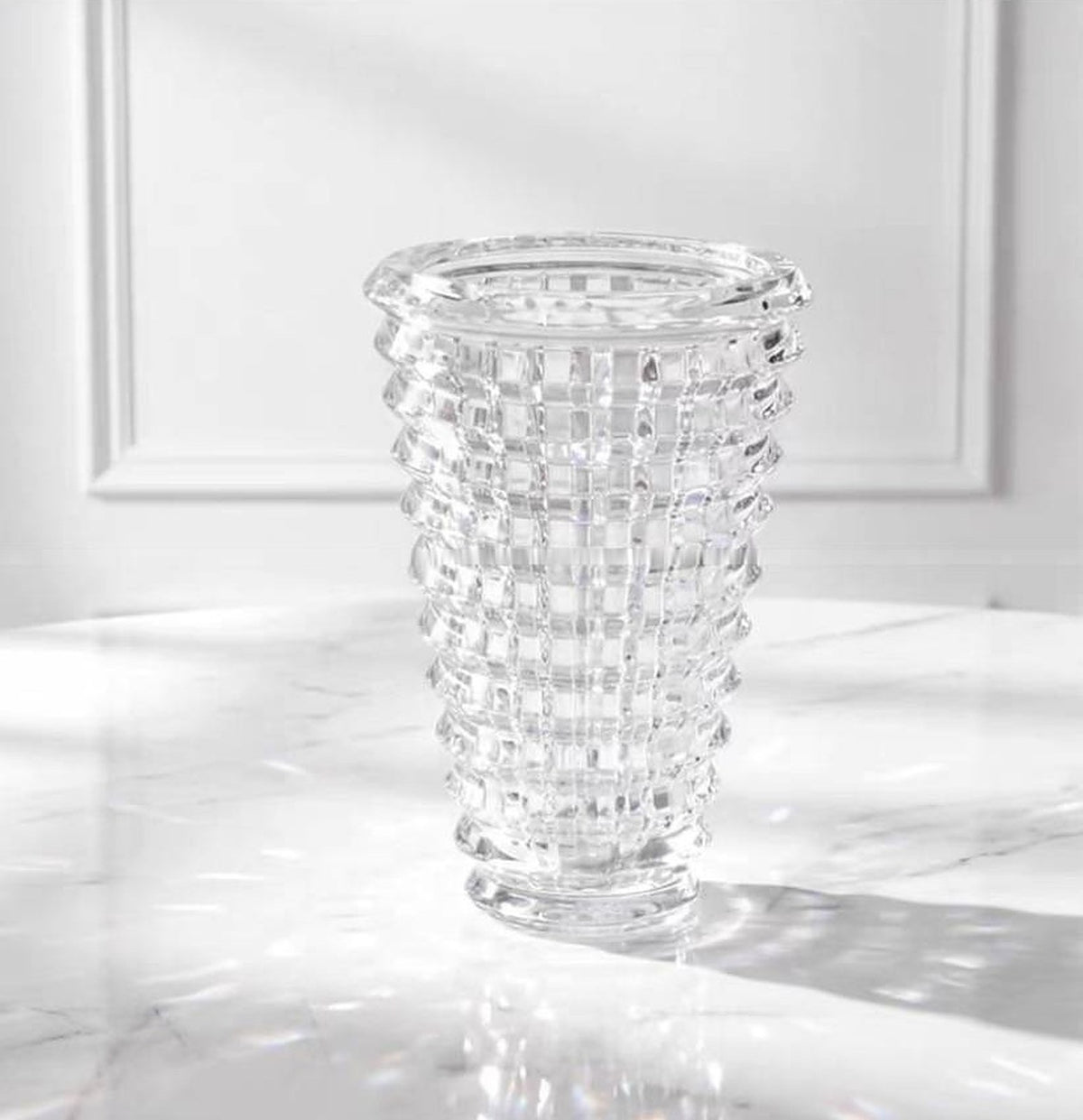 LUXMOOD Round Light Crystal Vase – Large – empty vase on marble table, white panelled wall